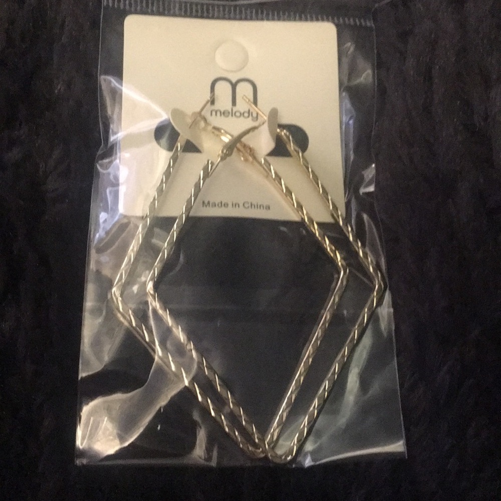 Dimond shape gold color earrings. brand new